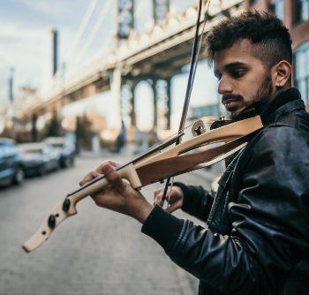 Achi Bala playing electric violin on a New York street